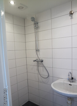 Glazen douchewand wordt nog geplaatst. 